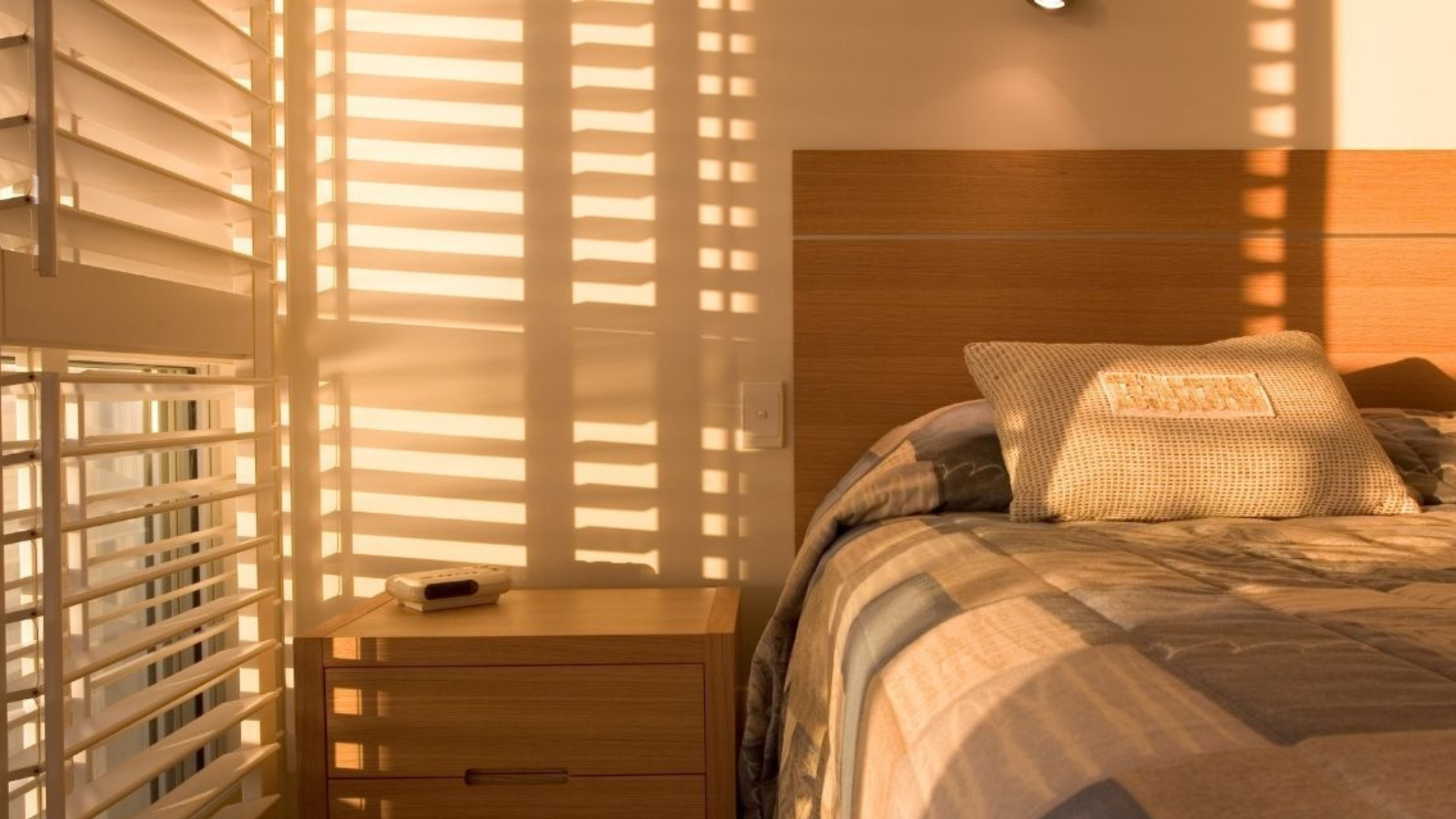 How to Crеatе a Cozy and Functional Homе Officе with Custom Blinds and Shadеs