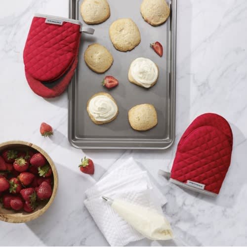 Kitchenaid Asteroid Mini Oven Mitt Set - Fire Red - 5.5"x8" - Set Of 2