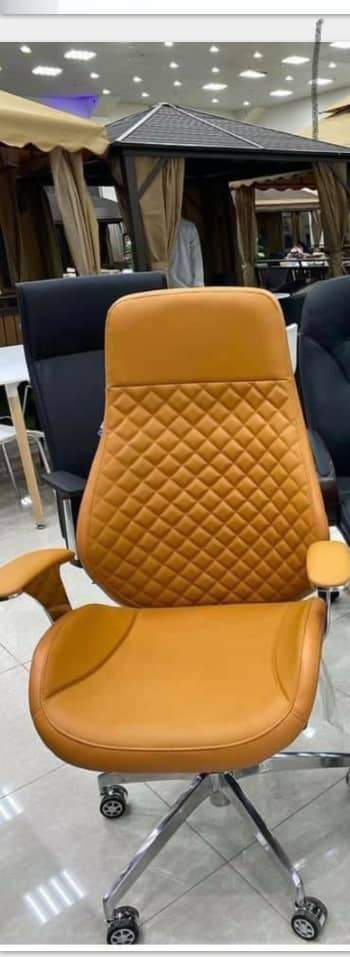 High Back Brown Leather Executive Swivel Office Chair with Arms