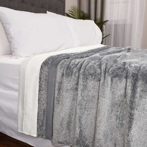 Kirkland Signature Plush King Blanket - 112" X 92" - Light Grey. Home Office Garden | HOG-HomeOfficeGarden | online marketplace