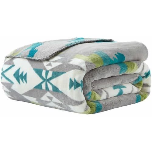 Pendleton Sherpa Fleece Throw - Avra Valley Grey - 50'' X 70''. Home Office Garden | HOG-HomeOfficeGarden | online marketplace