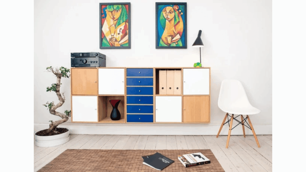 Seven interior design trends from 2021 featuring natural materials, earthy colours, multifunctional spaces, plants, and comfortable home furnishings.